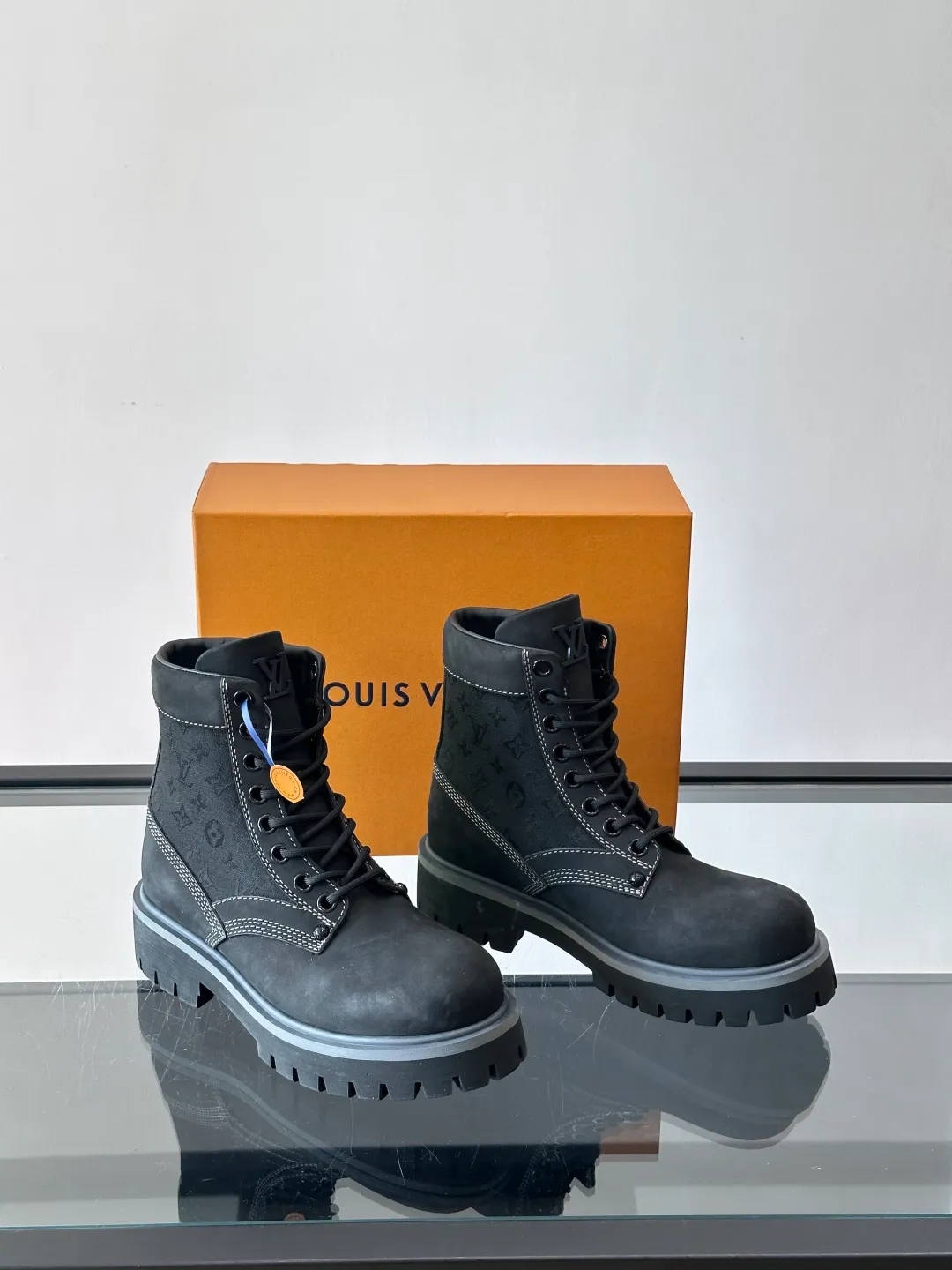 [L Home] Top P: 920💰 Size: 39-44 (45 can be customized) LOUIS VUITTON Louis Vuitton ss25 LV Donkey brand new thick-soled lace-up big-toe shoes men's casual shoes high-top short boots. These boots are crafted from top-grain calf leather for a lightweight and comfortable fit. The thick EVA outsole is embellished with eye-catching ridges, and the trendy attitude of being both strong and soft makes it an everyday choice. ✔Upper: imported first-layer cowhide ✔Lining: cowhide ✔Outsole: original molded outsole Size: 39-45